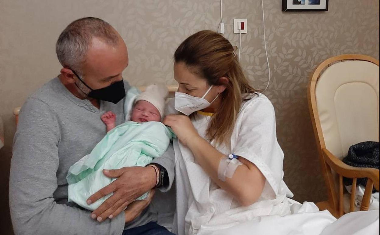 Rosa y David con su hijo Mateo, el primer niño que nació en 2022 en Almería, en el Hospital de Poniente. 