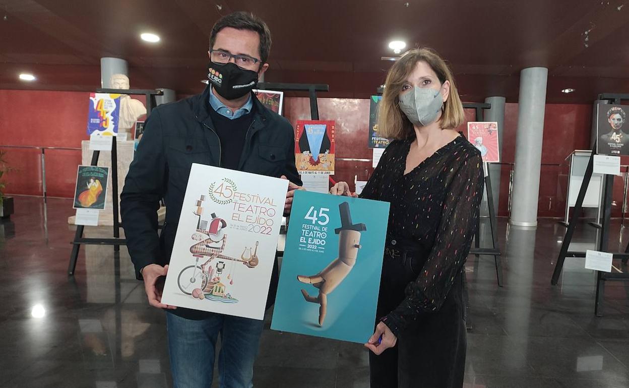 Francisco Góngora con el cartel del Festival de Teatro y Julia Ibáñez con el cartel de la Muestra de Teatro. 