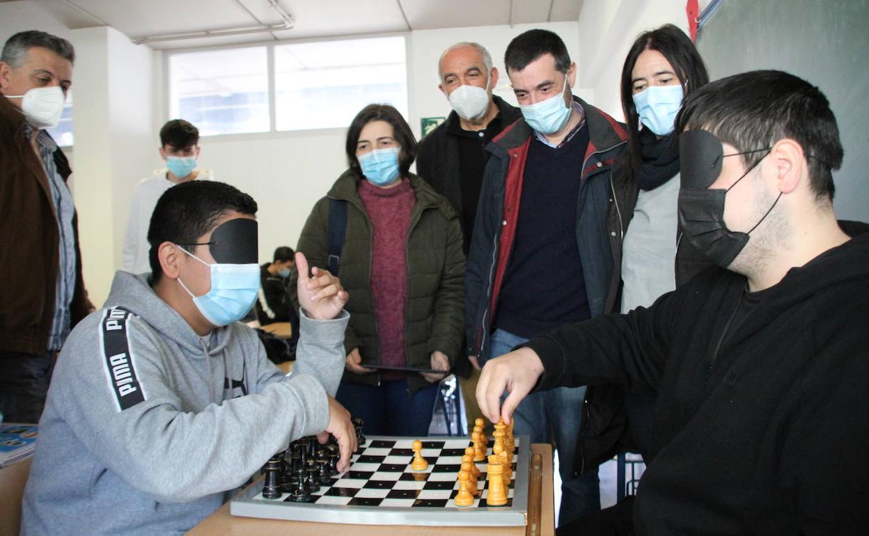 Acosta, Gil, Fernandes y Casasola con los alumnos Germán Andrés y Antonio Ismael en 'Ajedrez a Ciegas. 