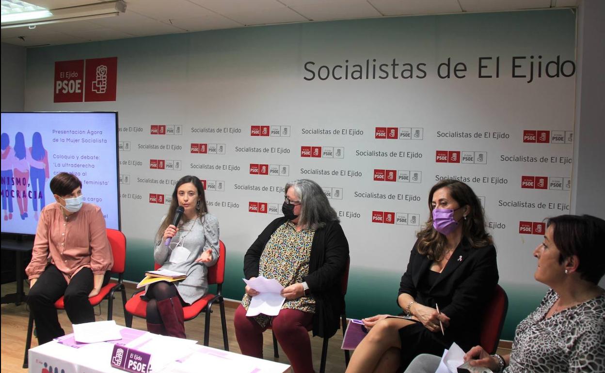 El PSOE inaugura su nuevo Ágora de Mujeres Socialistas con un coloquio y una muestra