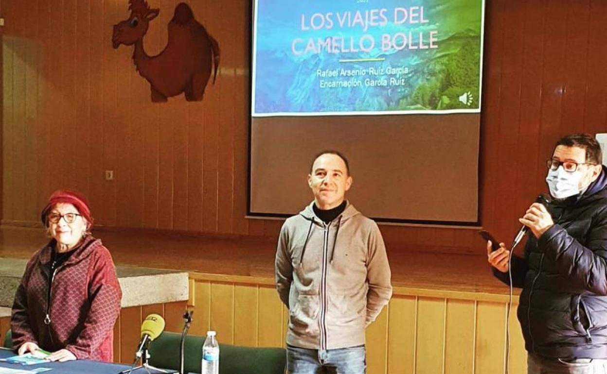 Rafael Ruiz y Encarnación García en el IES Santo Domingo durante la presentación de su libro. 