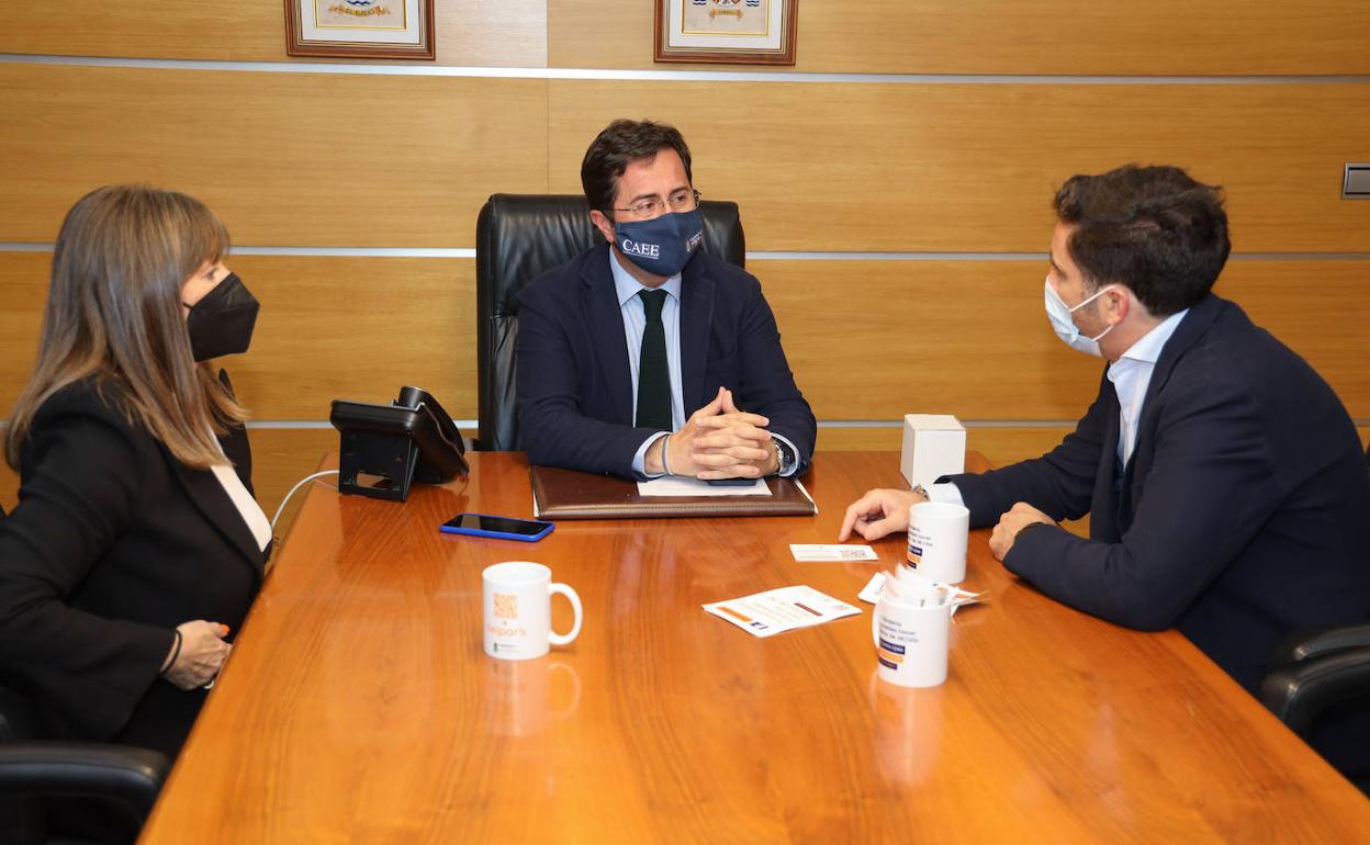 Luisa Barranco, Francisco Góngora y José María Fayos, gerente de EMPARK. 