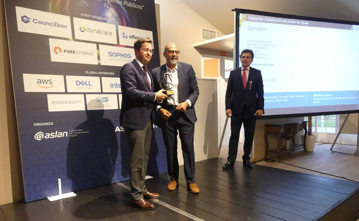 Francisco Góngora recogiendo el premio ASLAN. 