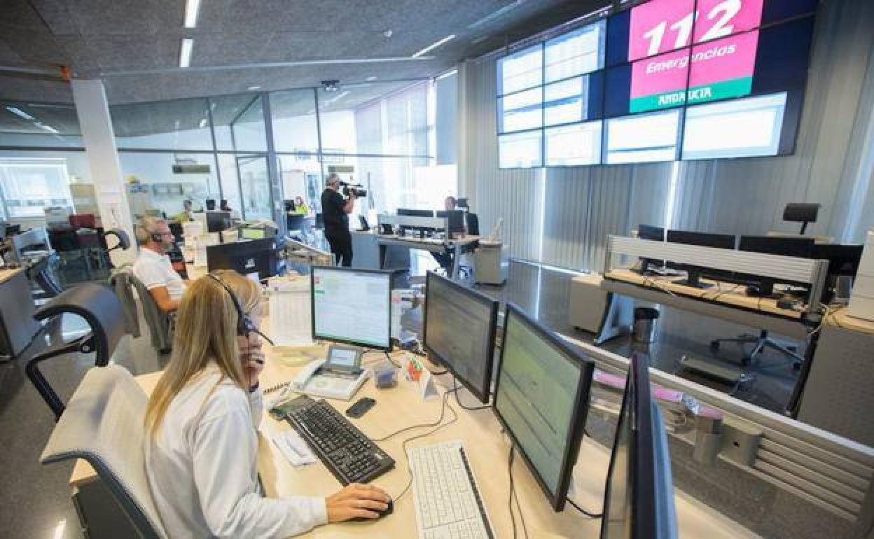 Sucesos en Almería | Fallece un hombre en El Ejido tras caerse cuando instalaba un aparato de aire acondicionado