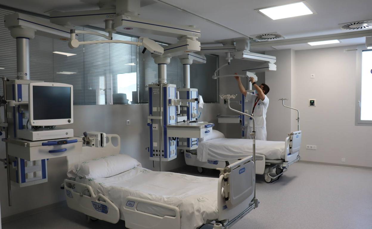 Profesionales del Poniente participan en la elaboración de un nuevo Tratado de Medicina Intensiva