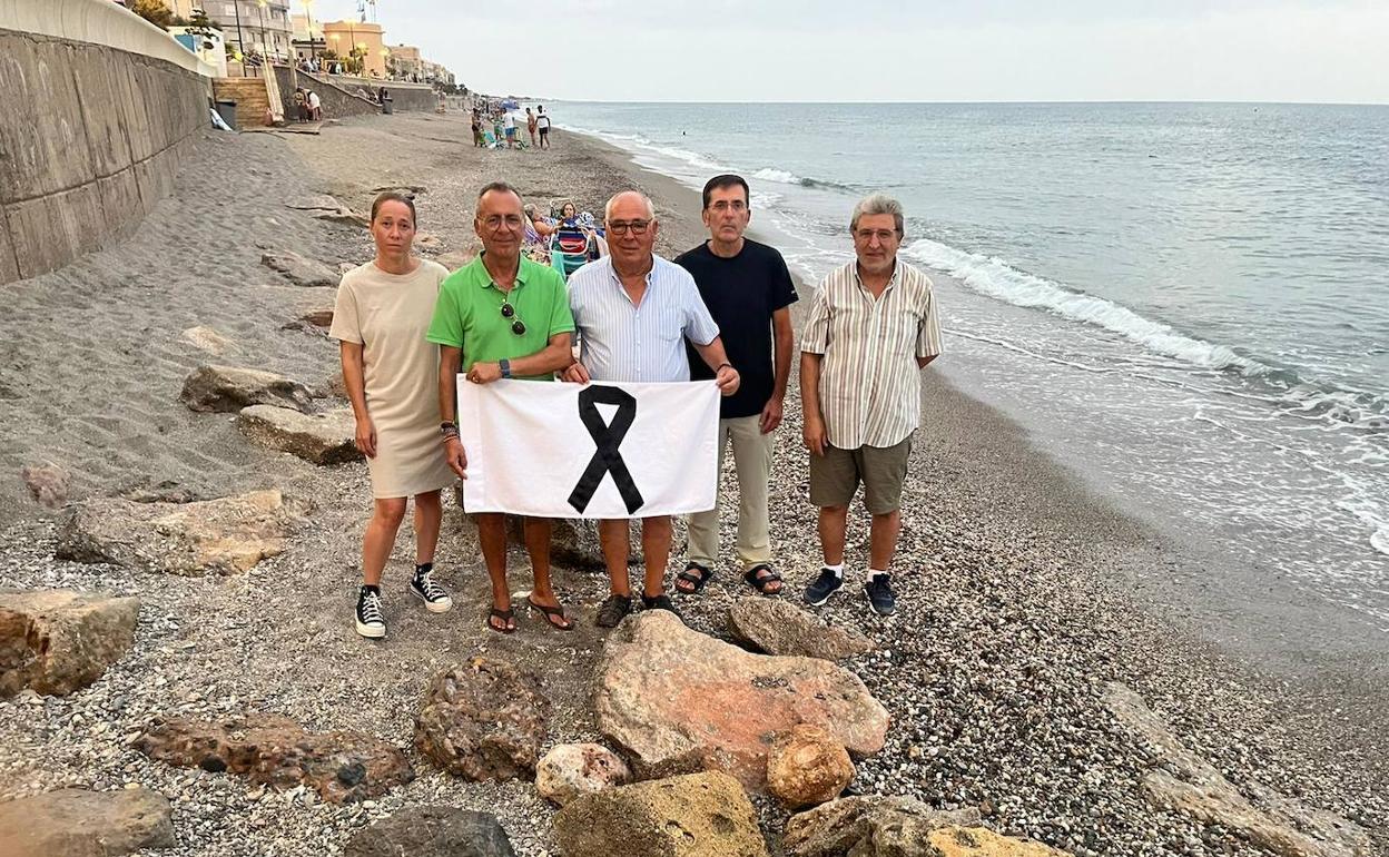 Luto en Balerma por el estado de su costa