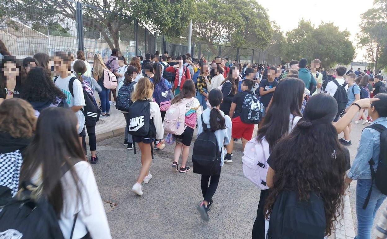 Sin conserje desde el inicio del curso, el IES Santa María del Águila se moviliza