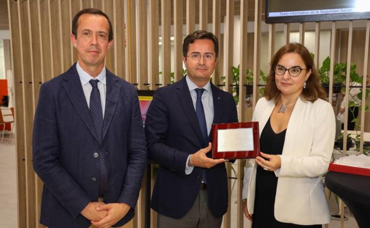 José María Martín, Francisco Góngora y Rosa María Serrano, durante la entrega de una placa al alcalde. 