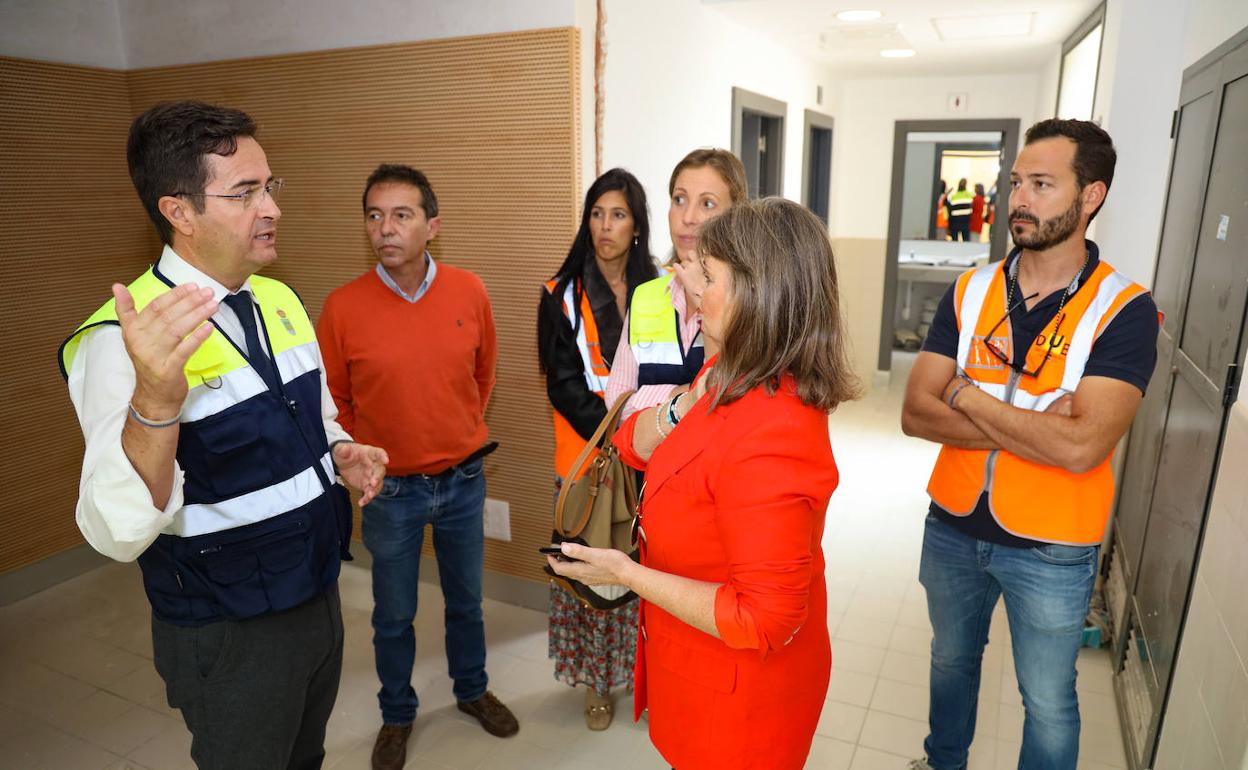 Francisco Góngora, Luisa Barranco, María José Martín, Yasmina Ferrón y técnicos en la visita. 