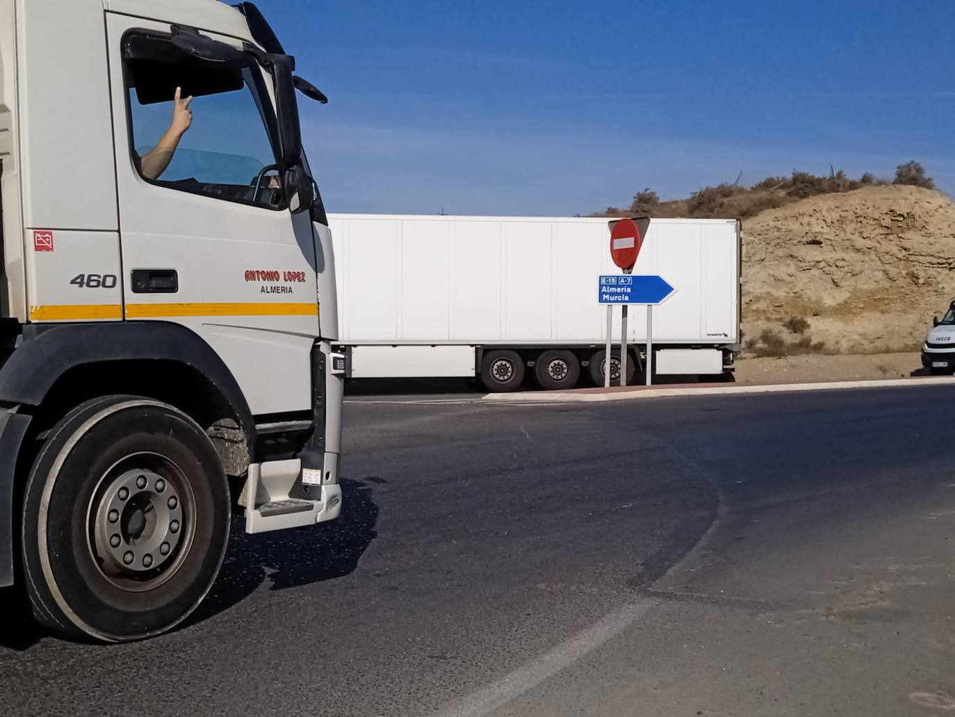 Vehículos en la rotonda que entrada al nudo que une las autovías A-92 y A-7, en Viator. 