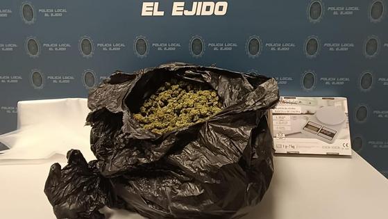 Cuatro detenidos con 2,5 kilos de marihuana en El Ejido tras una persecución