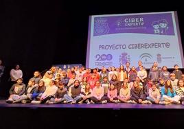 Alumnos del CEIP Diego Velázquez recogiendo su carné de ciberexperto.