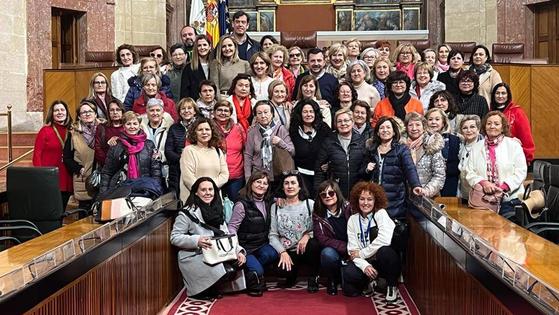 Las asociaciones de mujeres de Almerimar y Rosa Chacel visitan el Parlamento