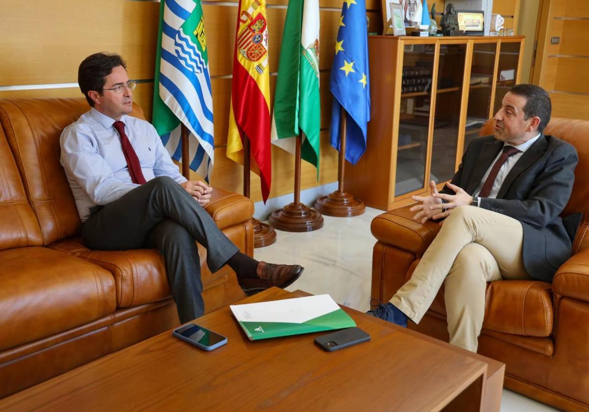 El delegado de Hacienda y el alcalde de El Ejido abordan ayudas de eficiencia energética