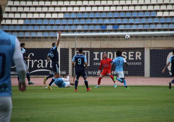 Momento en el que los celestes estrellan el balón en el travesaño.