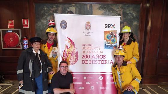 El grupo ejidense Botavara Teatro recibe un reconocimiento de Bomberos de Granada