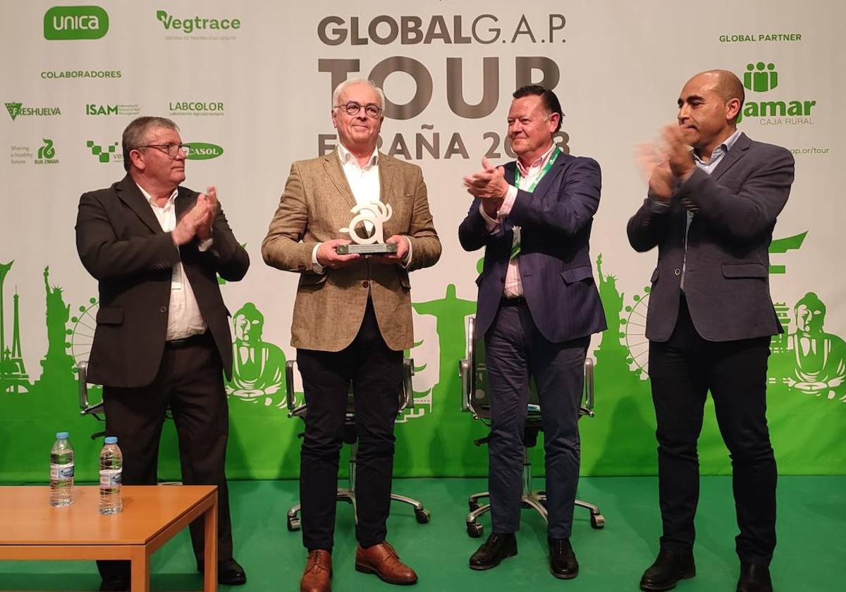 Juan Antonio González, Miguel de la Rubia y Antonio Mena, en la entrega de un reconocimiento del 25 aniversario de Agrocolor a Guy Callebaut.