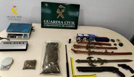 Material intervenido por la Guardia Civil durante el registro de la vivienda.