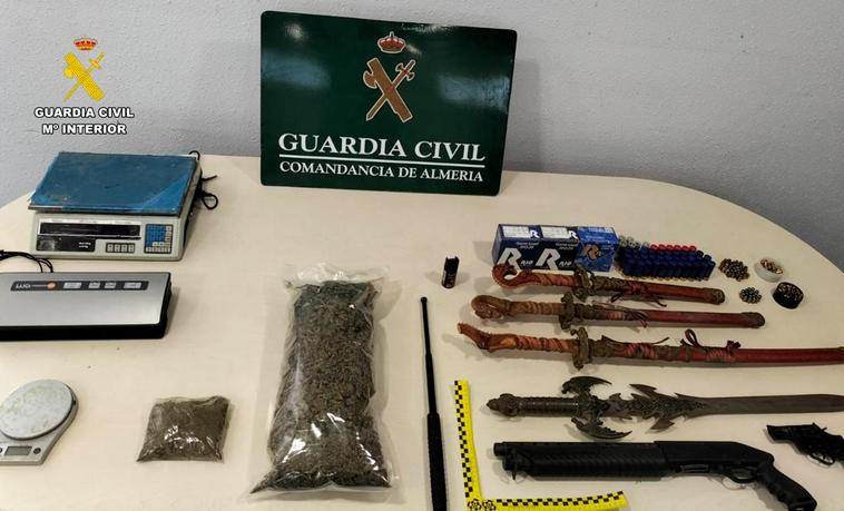 Dispara contra la Guardia Civil cuando los agentes entran a un registro por tráfico de drogas