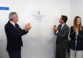 Juan de la Cruz Belmonte, Francisco Góngora y Delia Mira destapando la placa inaugural.