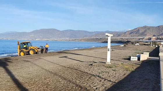 El Ayuntamiento actúa en la playa de Balerma para preparar la Semana Santa