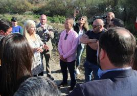 La consejera traslada a los padres que las obras del CEIP Bahía de Almerimar se retomarán antes del verano