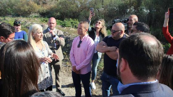 La consejera traslada a los padres que las obras del CEIP Bahía de Almerimar se retomarán antes del verano