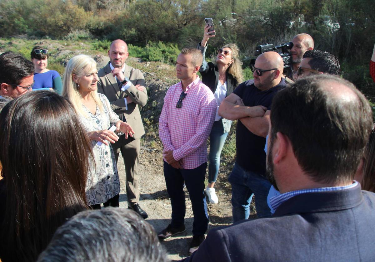 La consejera traslada a los padres que las obras del CEIP Bahía de Almerimar se retomarán antes del verano