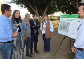 Francisco Góngora, Carmen Belén López, Carlos Martín y Alberto González, comprobando el proyecto de la carretera.