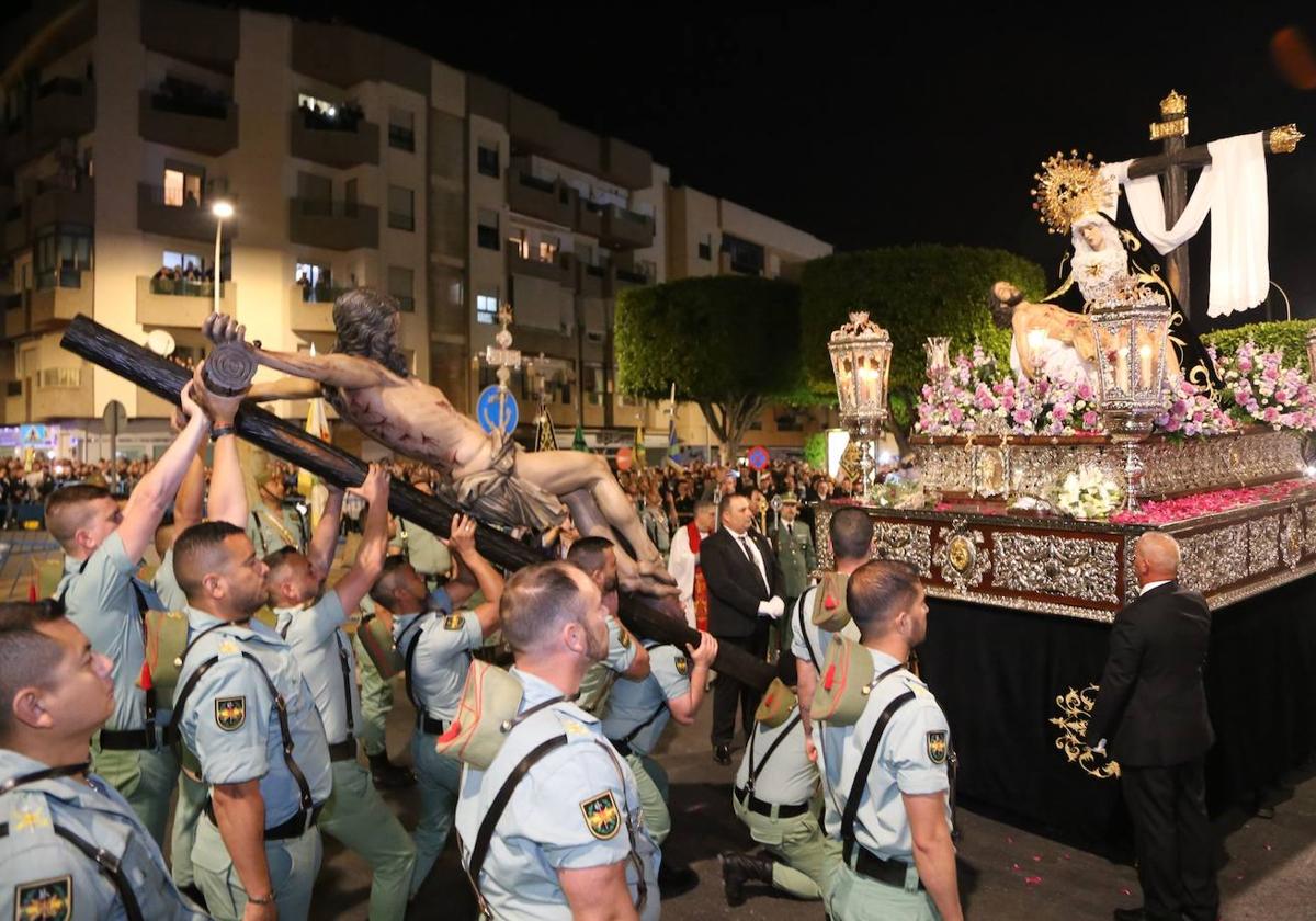 Miles de devotos acompañan al Cristo de la Buena Muerte y la Virgen de las Angustias