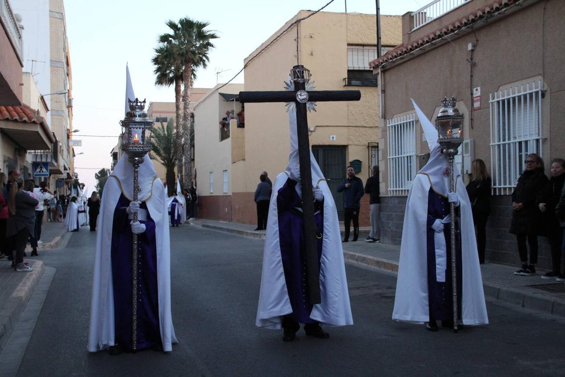 Miles de devotos acompañan al Cristo de la Buena Muerte y la Virgen de las Angustias