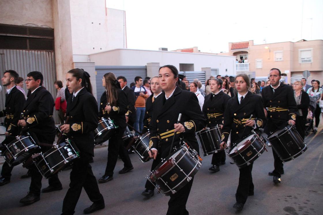 Miles de devotos acompañan al Cristo de la Buena Muerte y la Virgen de las Angustias