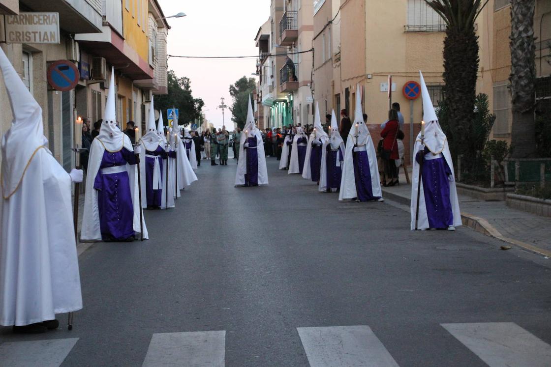 Miles de devotos acompañan al Cristo de la Buena Muerte y la Virgen de las Angustias