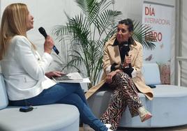 Elvira Mínguez durante la Feria del Libro.
