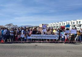 Los padres de los colegios de Almerimar exigen en la calle saber la fecha de reinicio de las obras