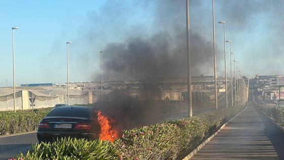 Un vehículo sale ardiendo en la carretera de Almerimar