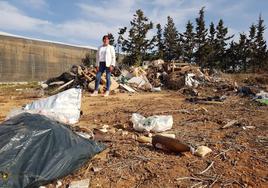 Botellas rotas, enseres viejos y basuras se acumulan en un solar junto al CEIP San Agustín