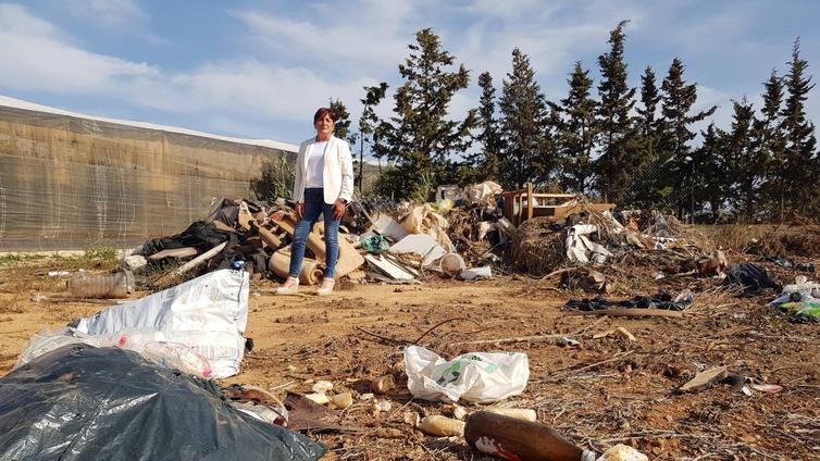 Botellas rotas, enseres viejos y basuras se acumulan en un solar junto al CEIP San Agustín