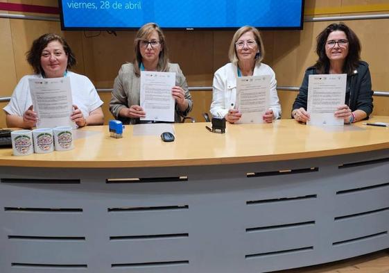 Amparo García, Mónica López, Rosario Medialdea y Mari Ángeles Navarro en la firma del convenio.