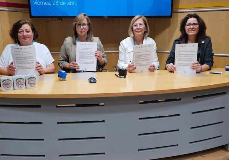Amparo García, Mónica López, Rosario Medialdea y Mari Ángeles Navarro en la firma del convenio.