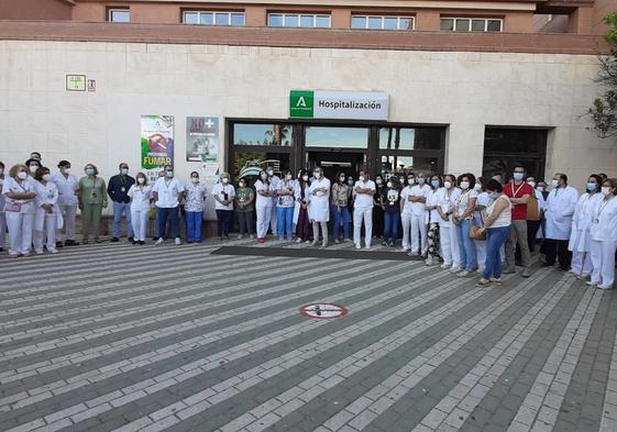 Concentración en las puertas del hospital, este miércoles.