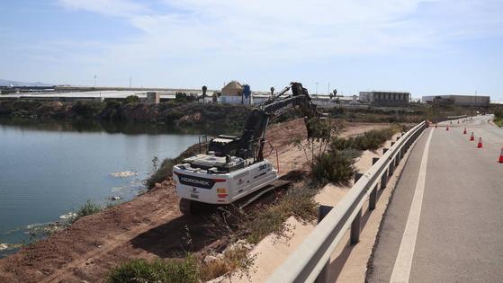 Comienza la construcción del muro de escollera en el Camino de la Depuradora