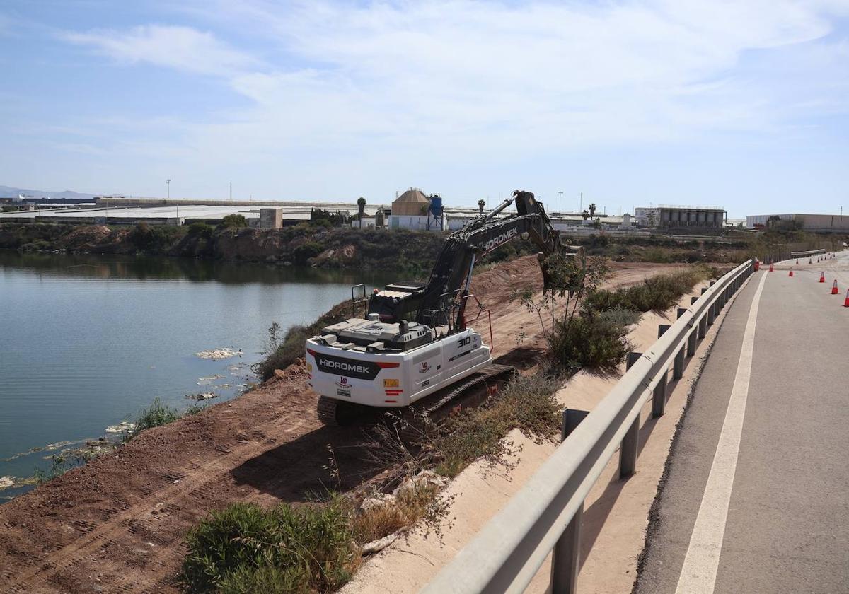 Comienza la construcción del muro de escollera en el Camino de la Depuradora