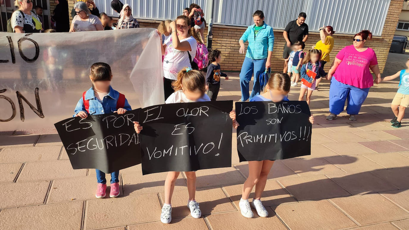 Alumnas del centro denunciando la situación de su centro educativo.