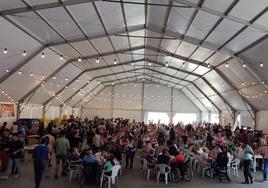 Más de 3.500 personas arrancan las fiestas de La Aldeílla comiendo huevos con chorizo