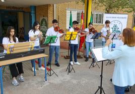 Actuación de la orquesta de antiguos alumnos del centro.