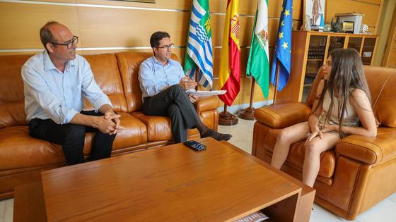 Coral Santiago se convierte en 'Alcaldesa por un día' de Santa María del Águila