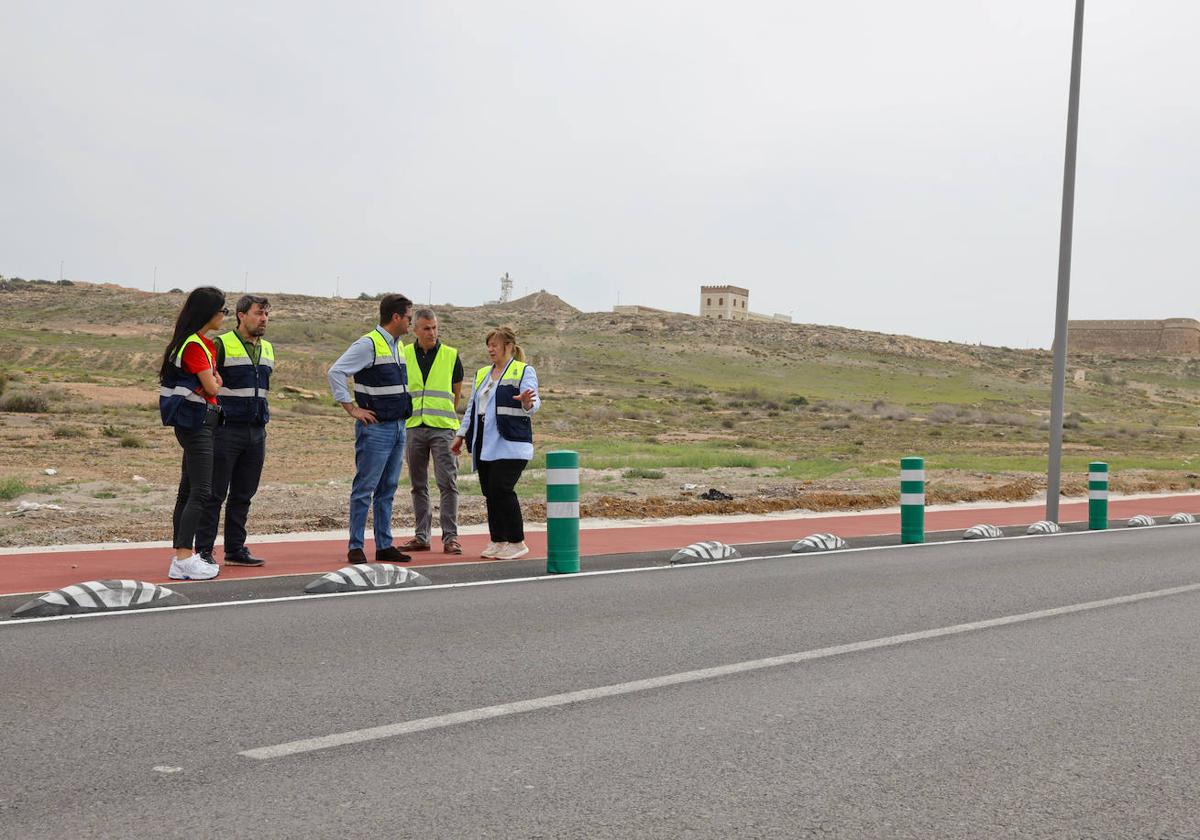 El carril bici entre Balerma y Guardias Viejas, a falta de iluminación y señalización