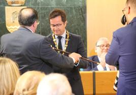 Francisco Góngora recibiendo la vara de mando de José Miguel Alarcón.