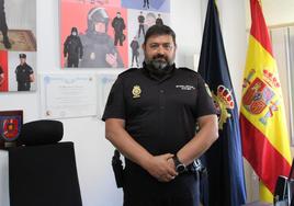 José Antonio Roca Lezama, en su despacho de la Comisaríá de Policía Nacional de El Ejido.